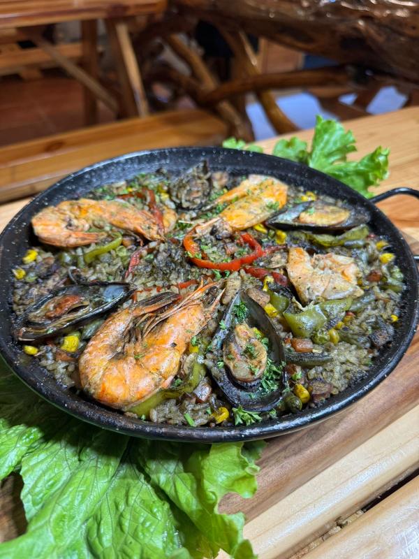 Paella Valenciana de arroz negro