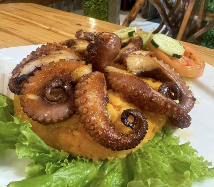 Pulpo con arroz meloso