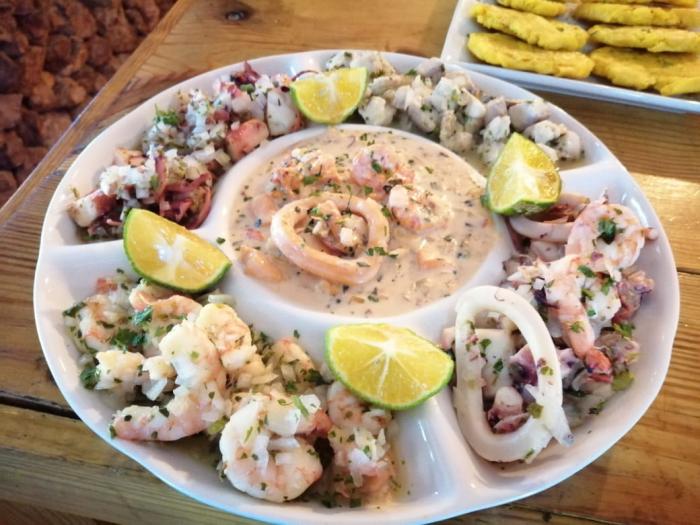 Ceviche mix Fogoneros con patacones