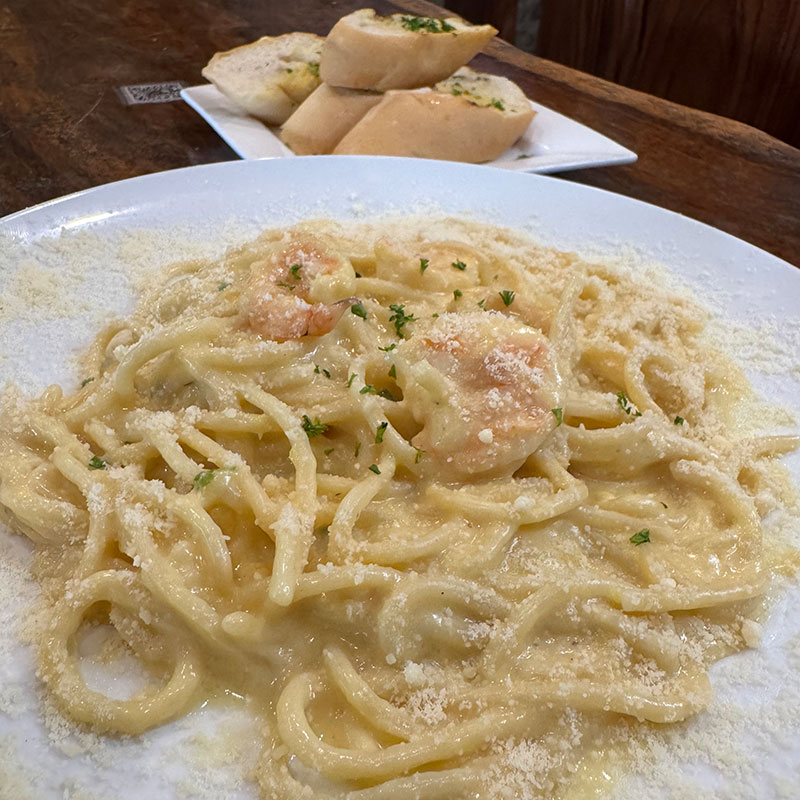 Jueves espagueti con camarones